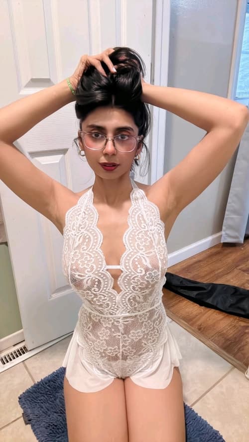 Image of Demanding Supersexy Babe Aqsa Pervaiz Teasing In Bikini And Her Private Photos And Onlyfans Clips