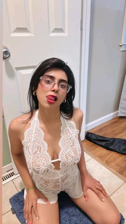 Image of Demanding Supersexy Babe Aqsa Pervaiz Teasing In Bikini And Her Private Photos And Onlyfans Clips