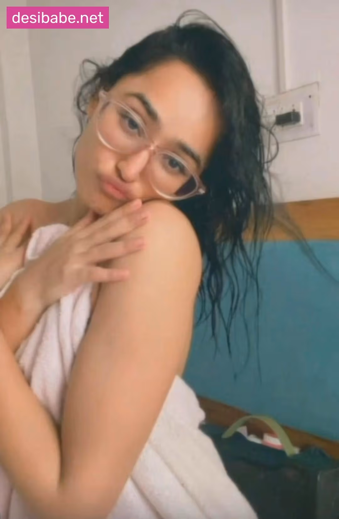 Image of Hot Insta Influencer Kajal Pandey Exposes Deep Cleavage & Teasing Body in Premium App Pics