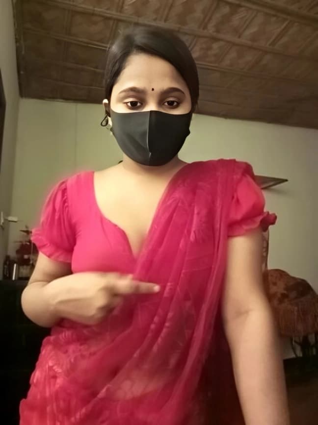 Horny Desi Masked Girl Taking Off Her Saree And Showing Her Big Boobs And Teasing Fully Nude Infront of Camera