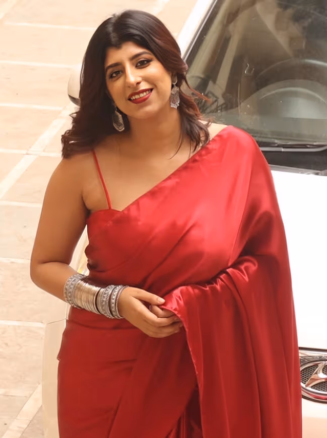 Famous Fashion Influencer Muskan Thakurani Taking Off Her Top In Front Of Her Assistant Exclusive Clip